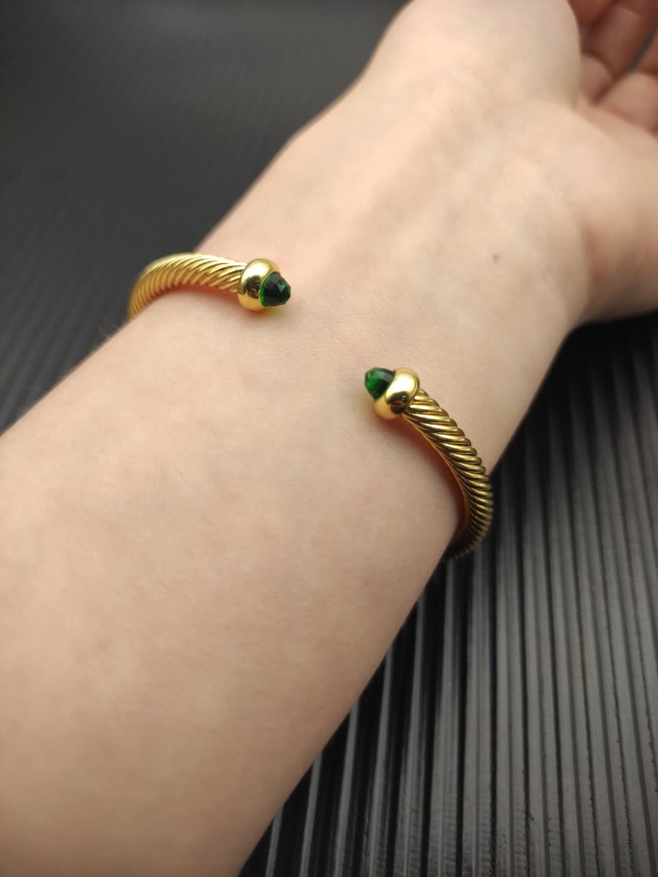 David Yurman Dolce & Gabbana Gold Tone Emerald Crystal Snake Bracelet David Yurman Dolce & Gabbana Gold Tone Emerald Crystal Snake Bracelet